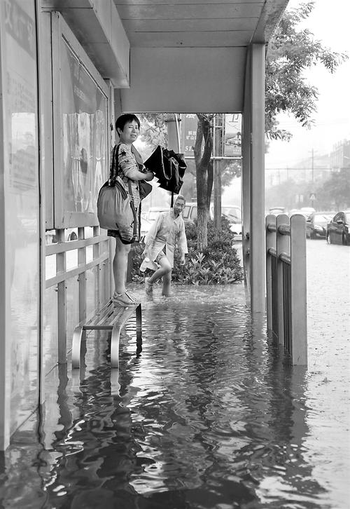 公交车站避雨 1~4：一场暴雨引发的温暖故事